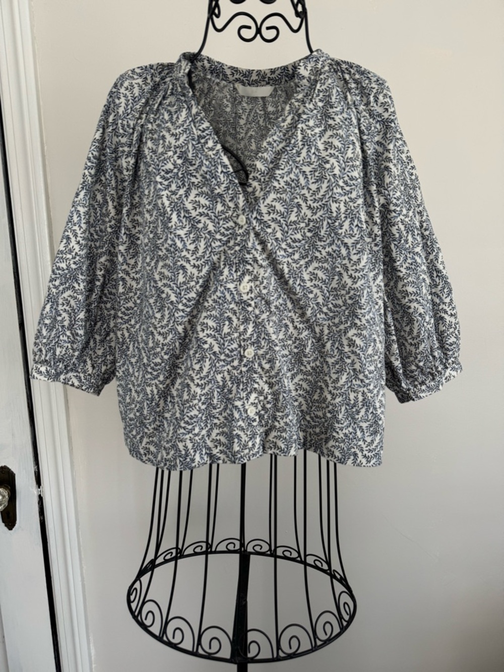 H&M all bottom Women’s Printed Button-Front Blouse in Navy and White